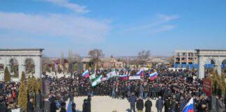 На Мемориале памяти и славы прошел митинг, посвященный 73-летию депортации ингушского народа. В акции приняли участие более 5 тыс. жителей Ингушетии.