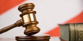 Возможно ли увольнение по инициативе работодателя, если сотрудник работает во время нахождения в отпуске по уходу за ребенком?