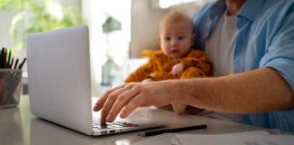 Работающие родители смогут получать пособие по уходу за ребенком до 1,5 лет