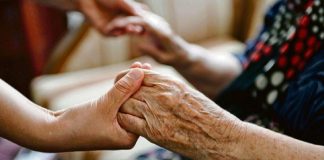 Инвалидов с тяжелыми заболеваниями будет опекать соцработник